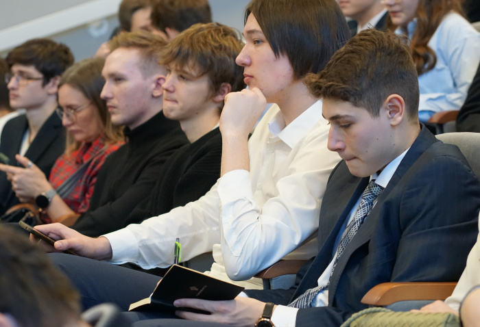 На встрече в ИРО будущим выпускникам порекомендовали, сдавая ЕГЭ, не полагаться на интуицию и справочники